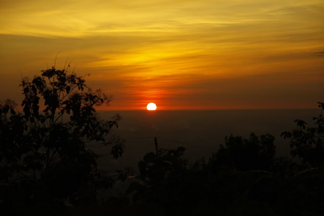 Panorama indahnya senja di Candi Ijo Foto: Dok. Wikimedia Commons