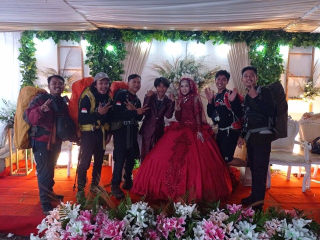 Viral pendaki hadiri pernikahan dengan gendong ransel. Foto: Dok. Muhamad Yuyus Yusron