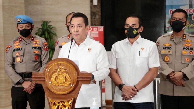 Kabareskrim Polri Komjen Pol Listyo Sigit didampingi Kadiv Propam Irjen Pol Ferdy Sambo, Dirtipidum Bareskrim Brigjen Andi Rian, dan Kadiv Humas Polri Irjen Argo Yuwono. Foto: Polri
