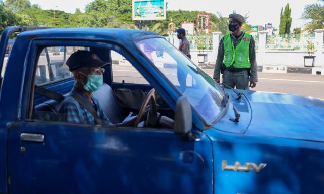 Pengguna jalan yang memakai masker saat melintas di lokasi razia penegakan disiplin protokol kesehatan COVID-19 di Banda Aceh,, Senin (28/9). Foto: Suparta/acehkini