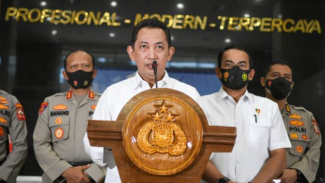 Kabareskrim Polri Komjen Pol Listyo Sigit Prabowo (tengah) memberikan keterangan pers di kantor Bareskrim Mabes Polri, Jakarta, Selasa (15/12). Foto: Galih Pradipta/ANTARA FOTO