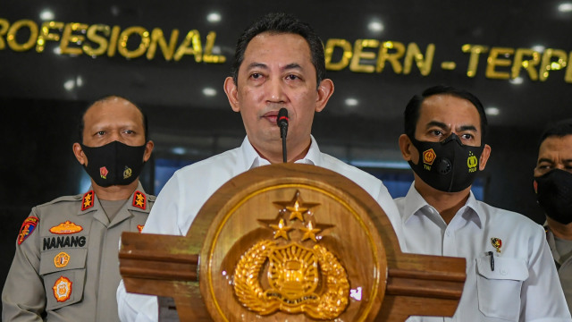 Kabareskrim Polri Komjen Pol Listyo Sigit Prabowo (tengah) memberikan keterangan pers di kantor Bareskrim Mabes Polri, Jakarta, Selasa (15/12). Foto: Galih Pradipta/ANTARA FOTO