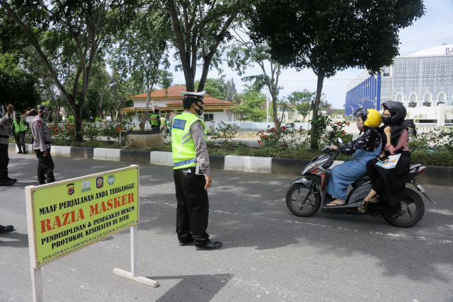 Operasi yustisi penegakan disiplin protokol kesehatan dalam bentuk razia masker di Banda Aceh, Aceh, Senin (19/10). Foto: Abdul Hadi/acehkini 