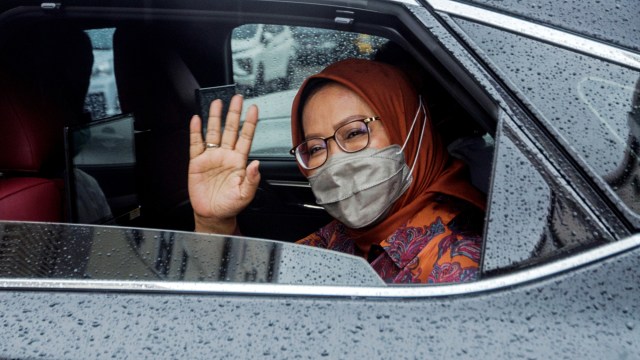 Bupati Bogor Ade Yasin usai menjalani pemeriksaan penyidik di Direktorat Reserse Kriminal Umum Polda Jawa Barat (Jabar), Bandung, Jawa Barat, Selasa (15/12). Foto: Novrian Arbi/ANTARA FOTO