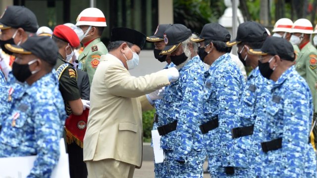 Menteri Pertahanan RI Prabowo Subianto saat penyerahan penghargaan patriot bela negara terhadap 11.485 mantan Pejuang Timor Timur. Foto: Humas Kemenhan RI