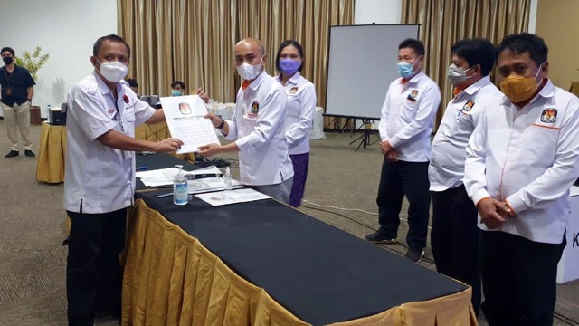 KPU Kabupaten Minahasa Utara menyerahkan hasil pleno perhitungan rekapitulasi suara pada Pilkada Minut, dimana Calon Bupati dan Wakil Bupati Joune Ganda-Kevin W Lotulung dinyatakan sebagai pasangan calon peraih suara terbanyak