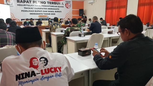 Pasangan calon (Paslon) Bupati dan Wakil Bupati Indramayu, Nina Agustina-Lucky Hakim berhasil meraih suara tertinggi dalam rekapitulasi hasil penghitungan suara tingkat kabupaten Indramayu dalam pemilihan bupati dan wakil bupati Indramayu tahun 2020 yang digelar di aula KPU Indramayu, Selasa (15/12/2020). (Tomi Indra) 