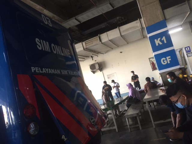 Menunggu antrean untuk difoto perpanjang SIM. Foto: dok. Istimewa