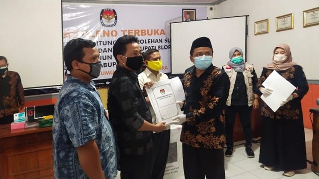 KPU Kabupaten Blora, saat umumkan hasil Rekapitulasi Penghitungan Perolehan Suara, Pemilihan Bupati dan Wakil Bupati dalam Pilkada 2020, untuk Tingkat Kabupaten Blora. Rabu (16/12/2020) (foto: priyo/beritabojonegoro)