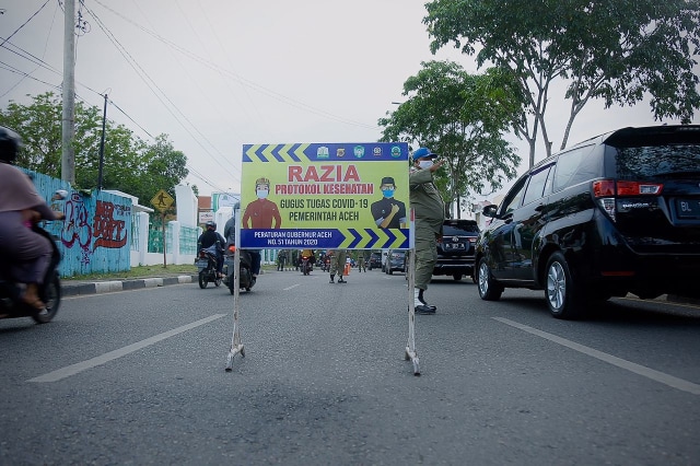 Razia protokol kesehatan yang digelar Gugus Tugas COVID-19 Pemerintah Aceh di jalan depan Taman Budaya Aceh, Kota Banda Aceh, Senin (14/12) sore. Foto: Abdul Hadi/acehkini