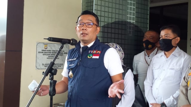 Gubernur Jabar Ridwan Kamil usai dimintai keterangan terkait kerumunan di Megamendung, di Mapolda Jabar, Rabu (16/12). Foto: Rachmadi Rasyad/kumparan