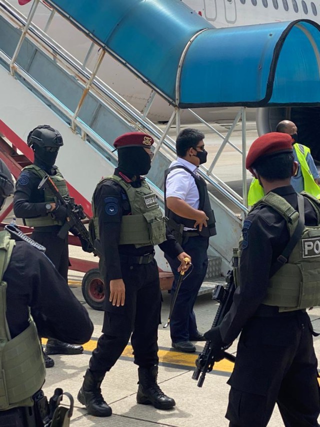 Petugas mengamankan saat 23 teroris tiba di Bandara Soekarno Hatta, menggunakan pesawat Batik Air, Rabu (16/12). Foto: Densus 88