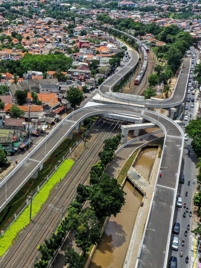 Foto aerial pembangunan jalan layang tapal kuda di kawasan Lenteng Agung, Jakarta, Rabu (16/12). Foto: Galih Pradipta/ANTARA FOTO