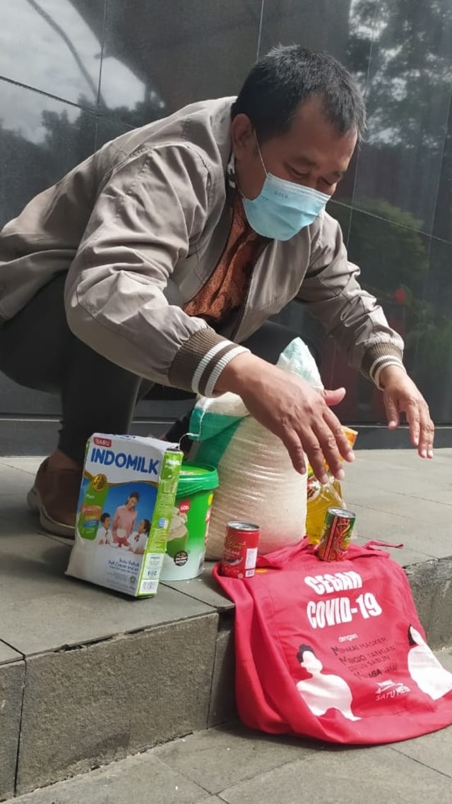 Bukti sembako Bansos COVID-19 yang dibawa MAKI ke KPK. Foto: MAKI