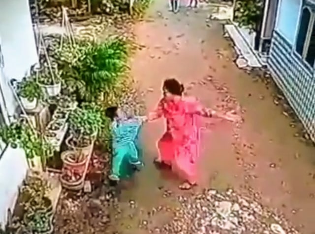 Rekaman CCTV dugaan penganiayaan pelaku terhadap korban. (foto: istimewa)