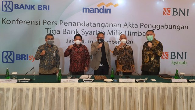 Konferensi Pers Penandatanganan Akta Penggabungan Tiga Bank Syariah Milik Himbara pada Rabu (16/12).  Foto: Dok PMO Integrasi Bank Syariah BUMN