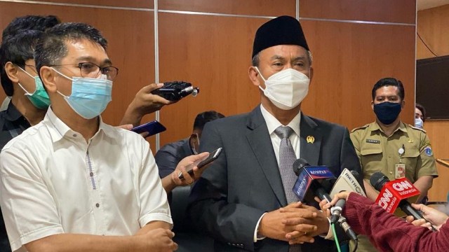 Ketua DPRD DKI Jakarta Prasetio Edi Marsudi bertemu dengan Sukirno, guru yang membuat soal dengan nama Anies dan Mega. Foto: Instagram/@prasetyoedimarsudi