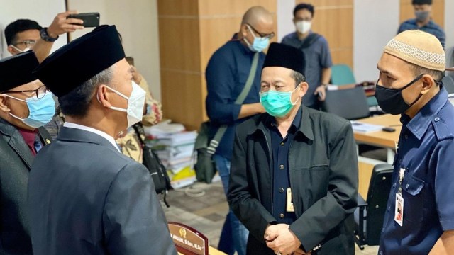 Ketua DPRD DKI Jakarta Prasetio Edi Marsudi bertemu dengan Sukirno, guru yang membuat soal dengan nama Anies dan Mega. Foto: Instagram/@prasetyoedimarsudi