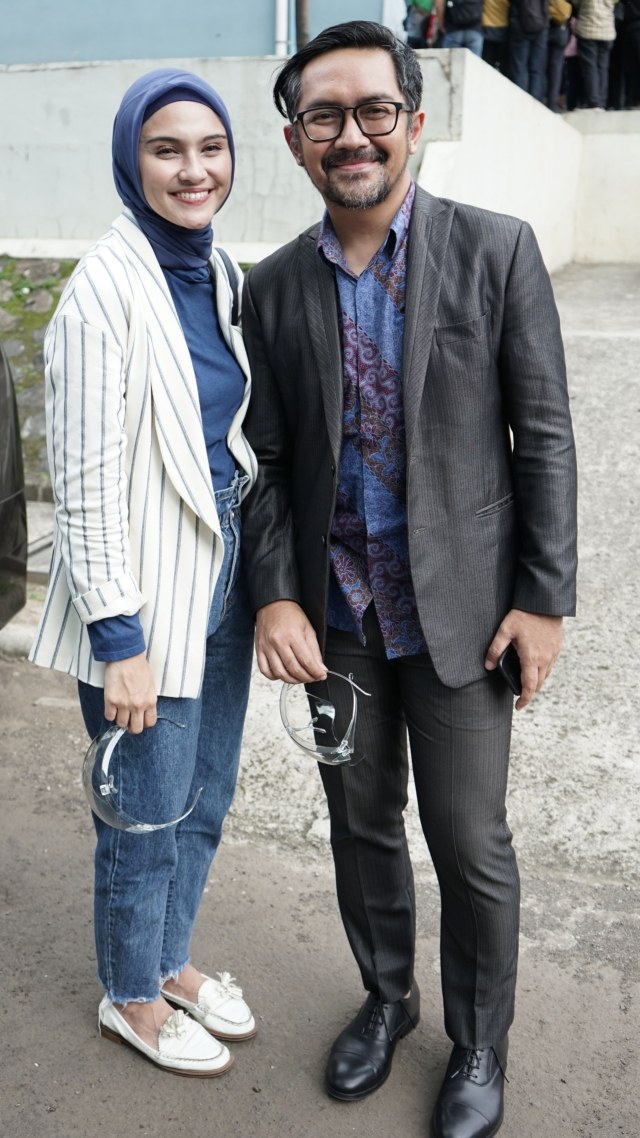 Artis Zee Zee Shahab bersama suaminya Prabu Revolusi saat ditemui di kawasan Tendean, Jakarta, Rabu, (16/12). Foto: Ronny