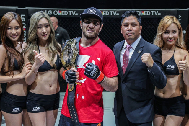 Mantan Juara Dunia ONE Featherweight menyandang sabuk emas (ONE Championship)