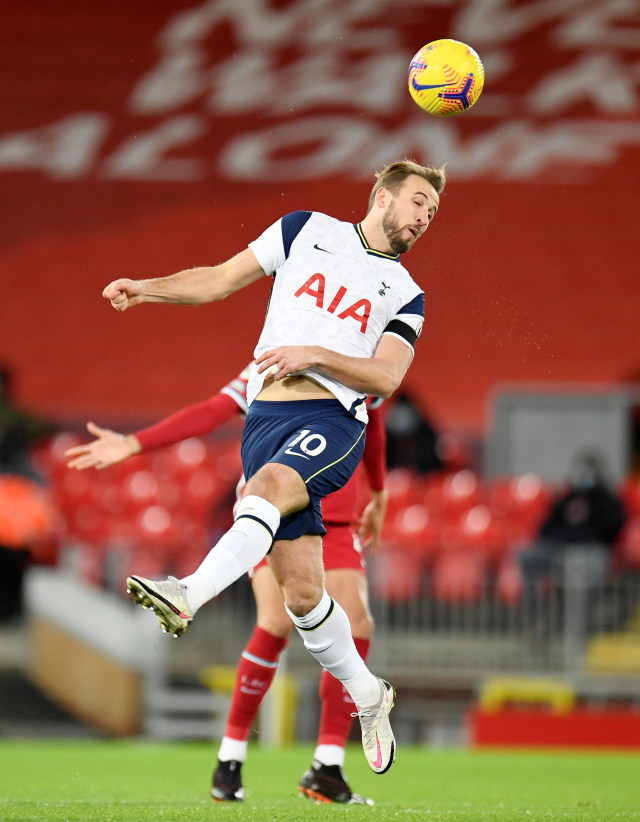 Pemain Tottenham Hotspur Harry Kane menyundul bola saat melawan Liverpool pada pertandingan lanjutan Premier League di Anfield, Liverpool, Inggris. Foto: Peter Powell/REUTERS