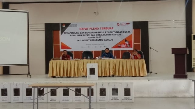 Rapat pleno KPU Mamuju terkait hasil penghitungan suara Pilkada Mamuju. Foto: Awal Dion/sulbarkini
