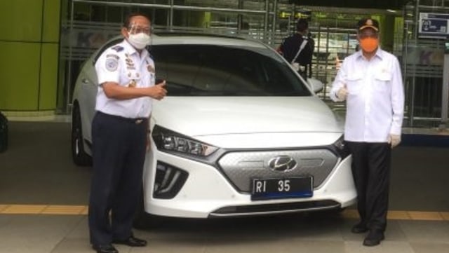 Menteri Perhubungan Budi Karya Sumadi menunjukkan mobil listrik saat diluncurkan sebagai kendaraan dinas Kementerian Perhubungan di Stasiun Gambir, Jakarta, Rabu (16/12). Foto: Dok. Istimewa