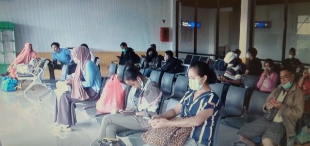 Para penumpang di ruang tunggu Bandara Turelelo, Soa. Foto: istimewa. 