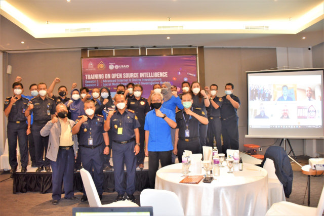 Penutupan training on open source intelligence (dokumentasi : pribadi)