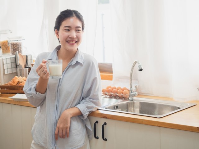 Ilustrasi minum susu. Foto: Shutterstock
