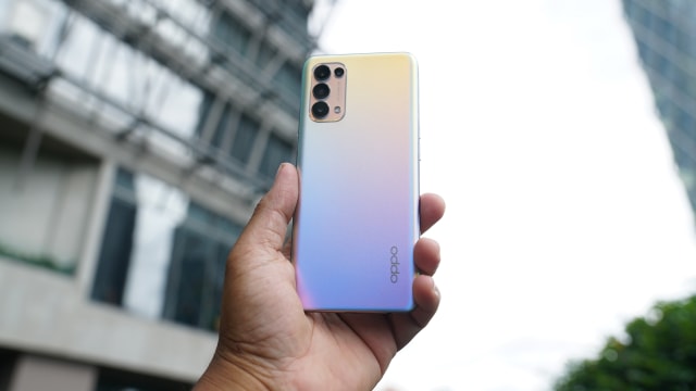 Oppo Reno 5 nyaman digenggam. Foto: Dok. Oppo