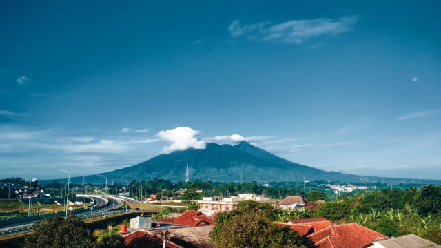 Panorama Gunung Salak. Foto: Shutter Stock