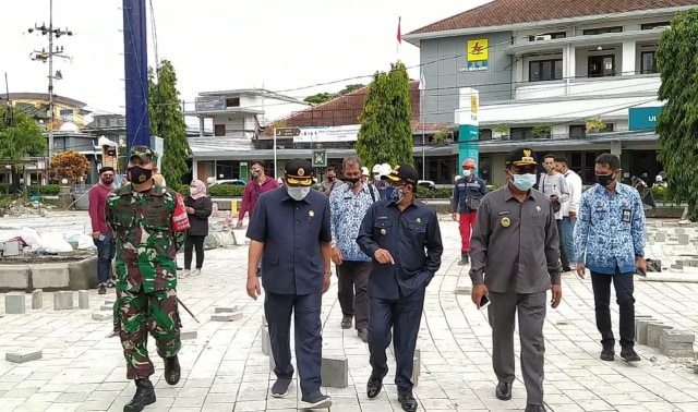 Wali Kota Malang, Sutiaji bersama jajaran Forkopimda Kota Malang meninjau progres pengerjaan proyek Kayutangan Heritage, pada Kamis (17/12/2020). Foto: Ulul Azmy
