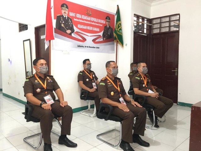 Kajari Kaimana (tengah) ketika mengikuti Rakernas Kejaksaan melalui virtual. Foto istimewa