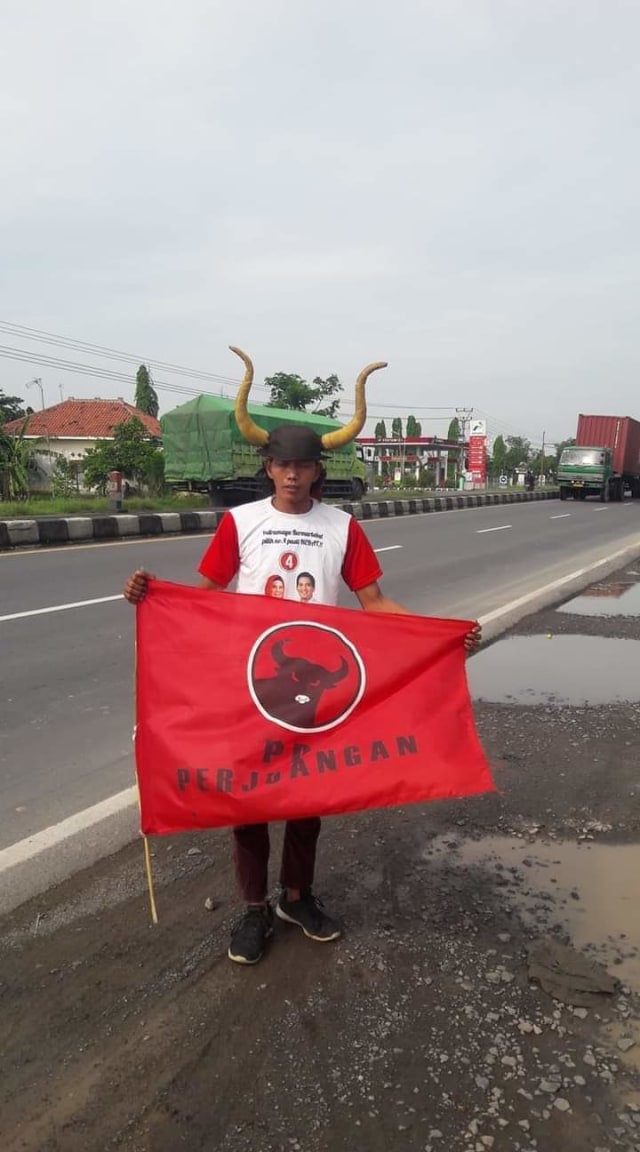 Ranita, kader PDIP Indramayu asal Desa Arahan Lor Kecamatan Arahan, Kabupaten Indramayu, Jawa Barat misalnya, menjalankan nazar dengan berjalan kaki dari perbatasan Subang-Indramayu menuju perbatasan Indramayu-Cirebon. (Istimewa)