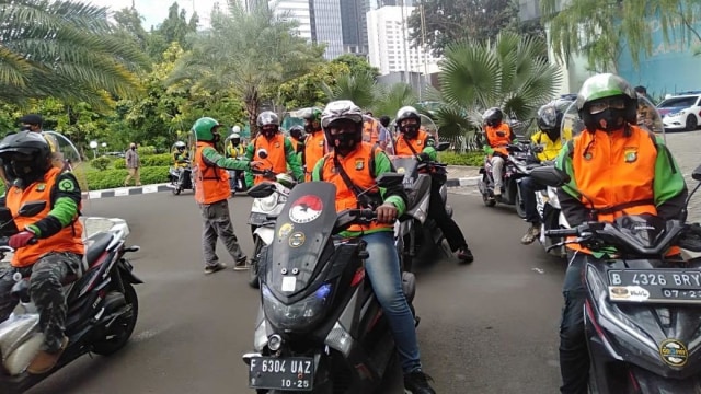 Pemberian rompi khusus Komunitas Ojol dan wartawan untuk awasi pelanggar prokes. Foto: Dok. Istimewa