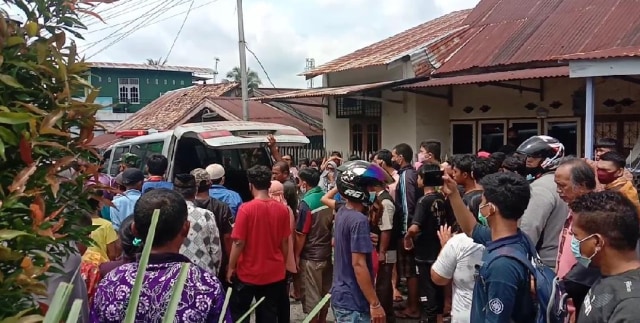 Jasad korban saat dijemput mobil ambulan untuk dilakukan autopsi. Foto: Jambikita.id