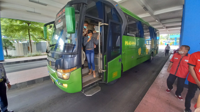 Pengelola Terminal Tirtonadi Solo memantau ketat kesehatan awak bus yang beroperasi di terminal tersebut untuk menjamin kelancaran angkutan pada libur Natal dan Tahun Baru