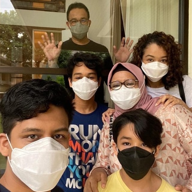 Gubernur DKI Jakarta Anies Baswedan saat dijenguk keluarganya, di rumah dinasnya di Menteng, Jakarta Pusat, Kamis (17/12). Foto: Instagram/@fery.farhati