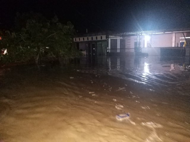 Air sudah menggenangi rumah warga di Kolaka Utara. Foto: Lukman Budianto/kendarinesia.