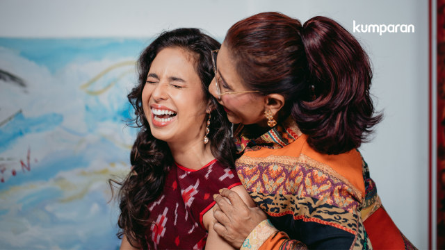 Susi Pudjiastuti dan Nadine Kaiser. Foto: Fotto by Sweet Escape. Stylish: Erlangga S Negoro. Makeup & Hairdo for Nadine Kaiser: Yoan Yuana. Wardrobe for Nadine Kaiser: Priyo Oktaviano. Aksesori: House of Jealouxy