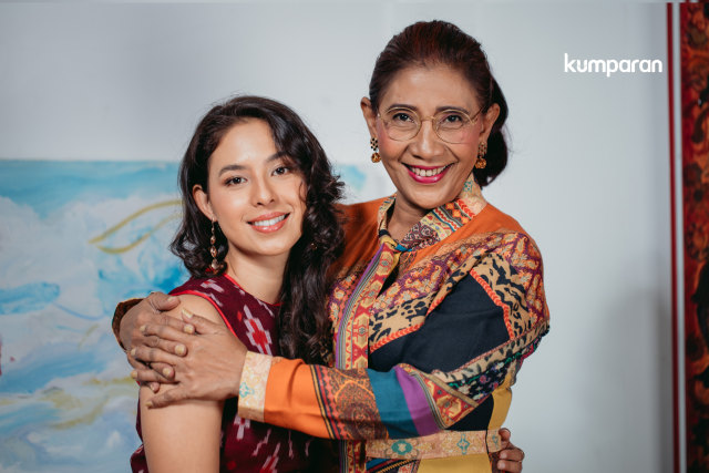 Susi Pudjiastuti dan Nadine Kaiser. Foto: Fotto by Sweet Escape. Stylish: Erlangga S Negoro. Makeup & Hairdo for Nadine Kaiser: Yoan Yuana. Wardrobe for Nadine Kaiser: Priyo Oktaviano. Aksesori: House of Jealouxy