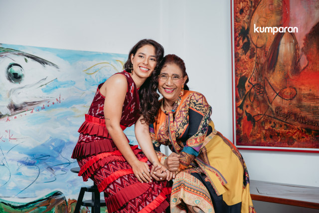 Susi Pudjiastuti dan Nadine Kaiser. Foto: Fotto by Sweet Escape. Stylish: Erlangga S Negoro. Makeup & Hairdo for Nadine Kaiser: Yoan Yuana. Wardrobe for Nadine Kaiser: Priyo Oktaviano. Aksesori: House of Jealouxy