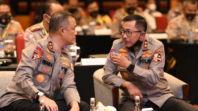 Asops Kapolri Irjen Imam Subianto berbincang dengan Kakorlantas Irjen Istiono saat Rakor Kesiapan Pengamanan Natal 2020 dan Tahun Baru 2021. Foto: Dok. Istimewa