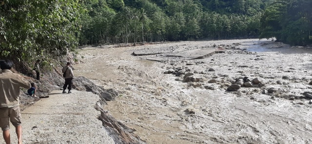 Jalan Utama Desa Batuganda yang terputus akibat diterjang banjir bandang. Foto: Lukman Budianto/kendarinesia.