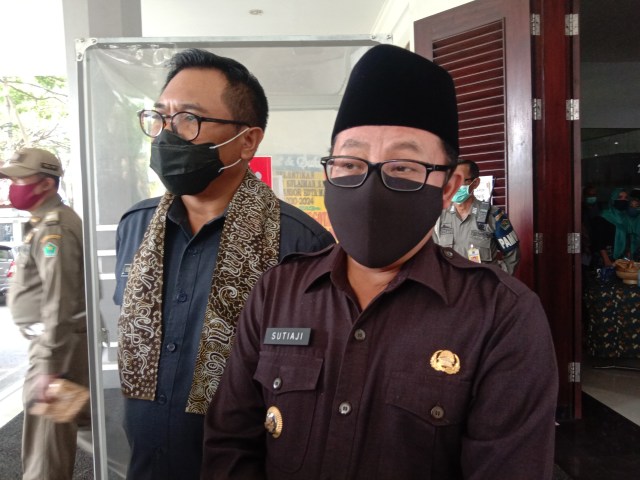 Sutiaji (kanan). Foto: Feni Yusnia