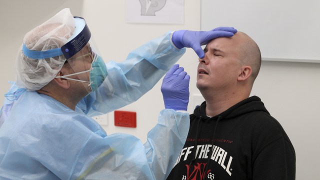 Seorang perawat menguji pasien untuk penyakit coronavirus (COVID-19) di Rumah Sakit Westmead di Sydney, Australia. Foto: Loren Elliott/Reuters
