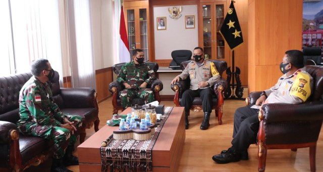 Foto: Kapolda NTT saat menggelar rapat koordinasi lintas sektoral dalam rangka pengamanan hari raya Natal dan tahun baru 2021.