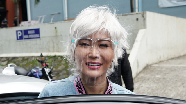 Penyanyi dangdut Inul Daratista saat ditemui di kawasan Tendean, Jakarta, Jumat, (18/12). Foto: Ronny