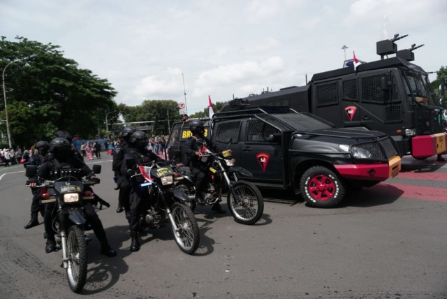 Petugas keamanan berjaga di persimpangan Patung Kuda dan Halte Bank Indonesia untuk menghalau massa aksi, Jakarta, Jumat (8/12). Foto: Jamal Ramadhan/kumparan